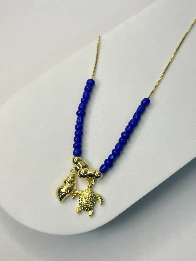 [ZIBA-024] Collar Dorado con Cuentas Azules y Dijes Marinos