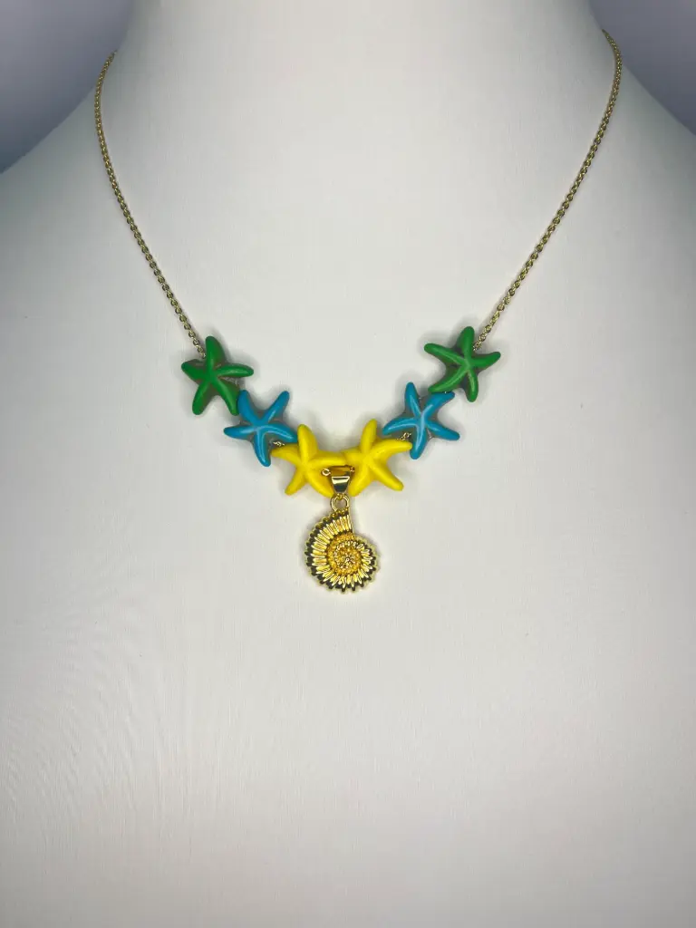 [ZIBA-026] Collar Dorado con Estrellas Verdes y Dije Caracol