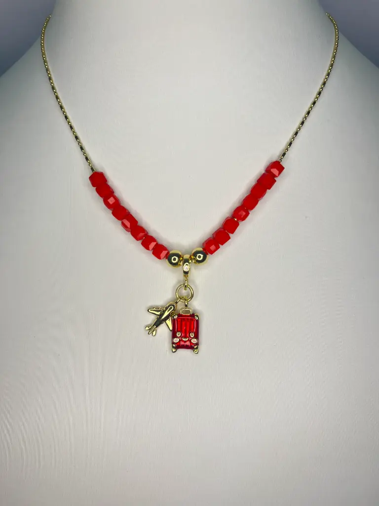 [ZIBA-027] Collar Dorado con Cuentas Rojas y Dijes de Viaje